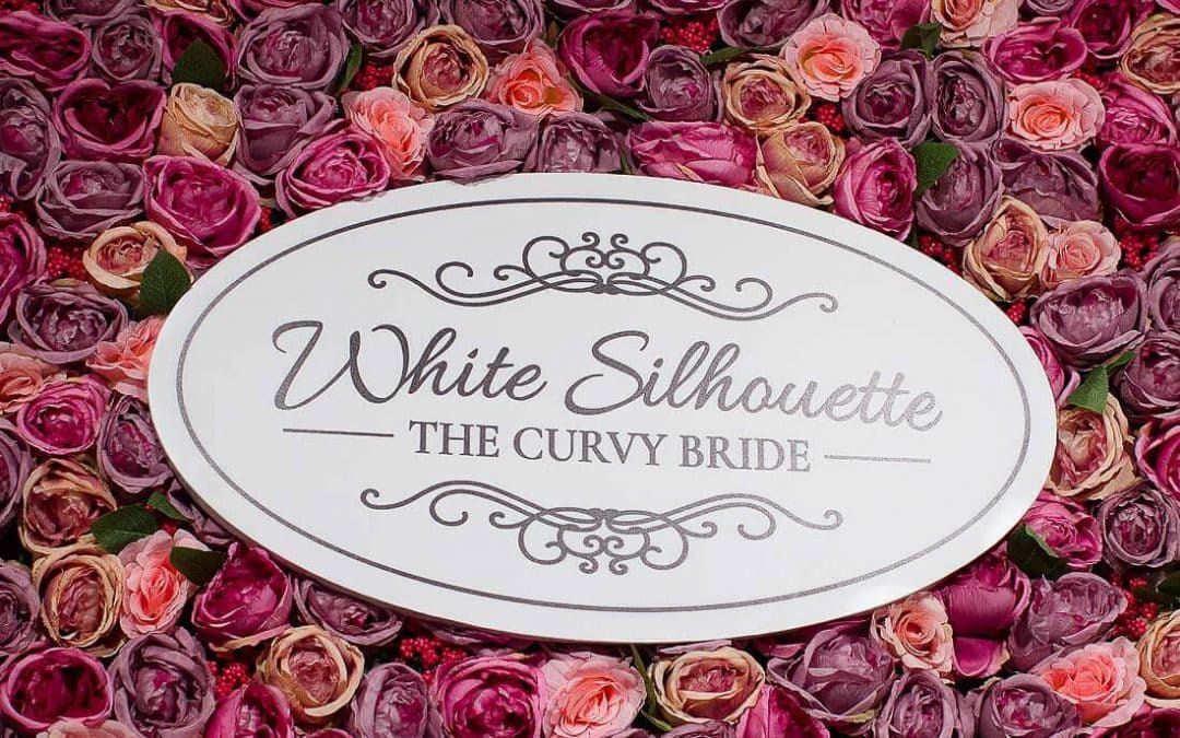 White Silhuette the curvy bride Logo vor Rosen